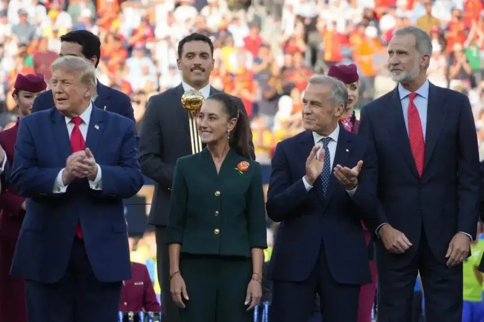 Donald Trump, Claudia Sheinbaum y el rey Felipe VI en el podio de premiaci\u00f3n de la final del Mundial 2026 en el MetLife Stadium