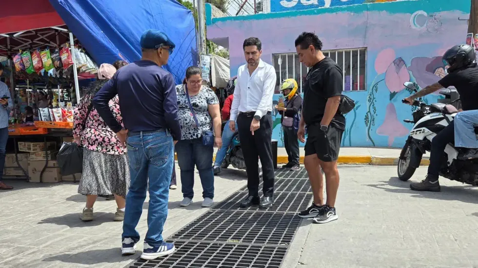 Dorantes L\u00e1mbarri se\u00f1ala rejilla en banqueta del Tianguis de El Tintero durante recorrido por servicios p\u00fablicos