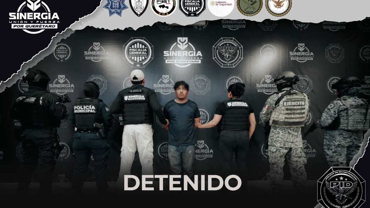 Dos agentes con el rostro difuminado escoltan a un hombre detenido, también con el rostro difuminado, junto a una camioneta blanca, en la detención de un requerido por Tabasco.
