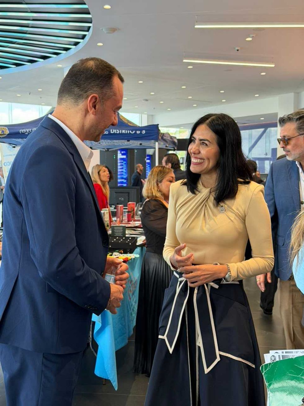 Dos asistentes conversan entre m\u00f3dulos de exposici\u00f3n durante el congreso CIELO 2026 de liderazgo empresarial en Quer\u00e9taro