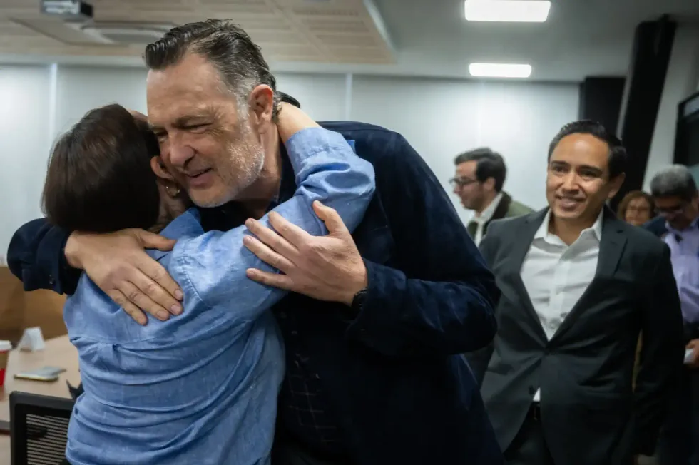 Dos asistentes se saludan al concluir la reuni\u00f3n sobre inversiones en Quer\u00e9taro.