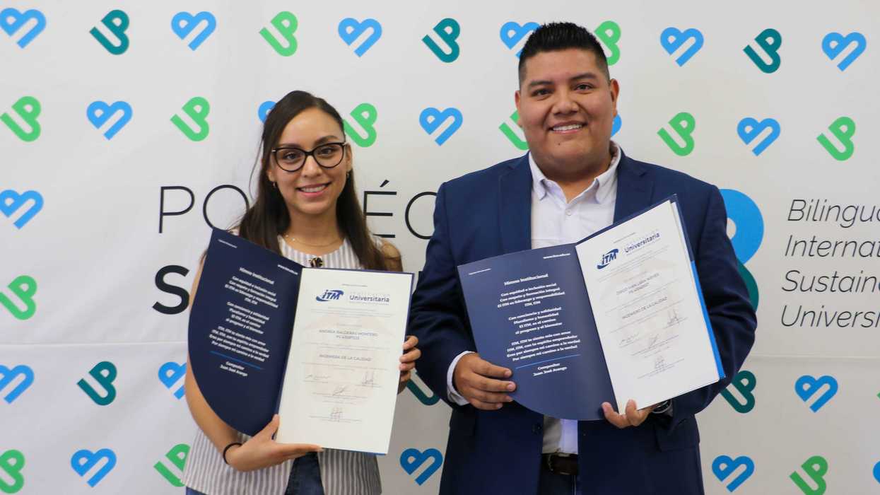 Dos egresados de la Politécnica de Santa Rosa sostienen sus constancias de Ingeniero en Calidad junto al rector de la institución.