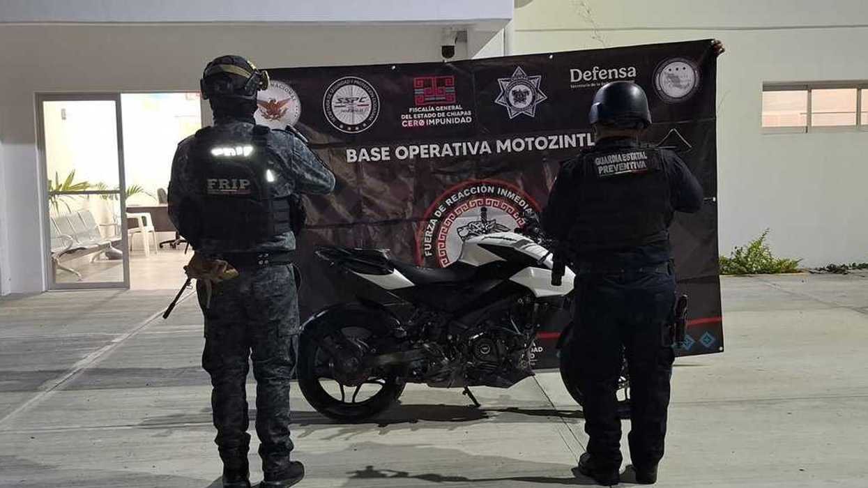 Dos elementos de seguridad de espaldas junto a la motocicleta con reporte de robo asegurada en Motozintla, Chiapas