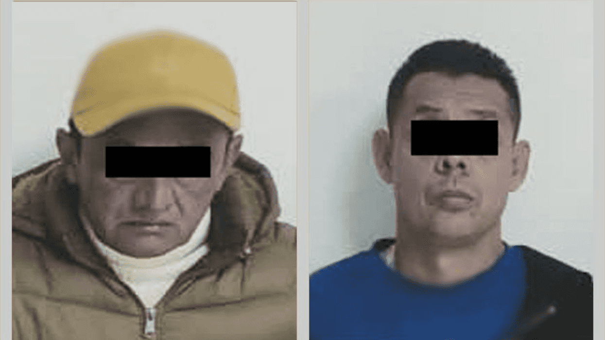 Dos hombres con los ojos cubiertos por barra negra, detenidos en Nezahualcóyotl por posibles delitos contra la salud
