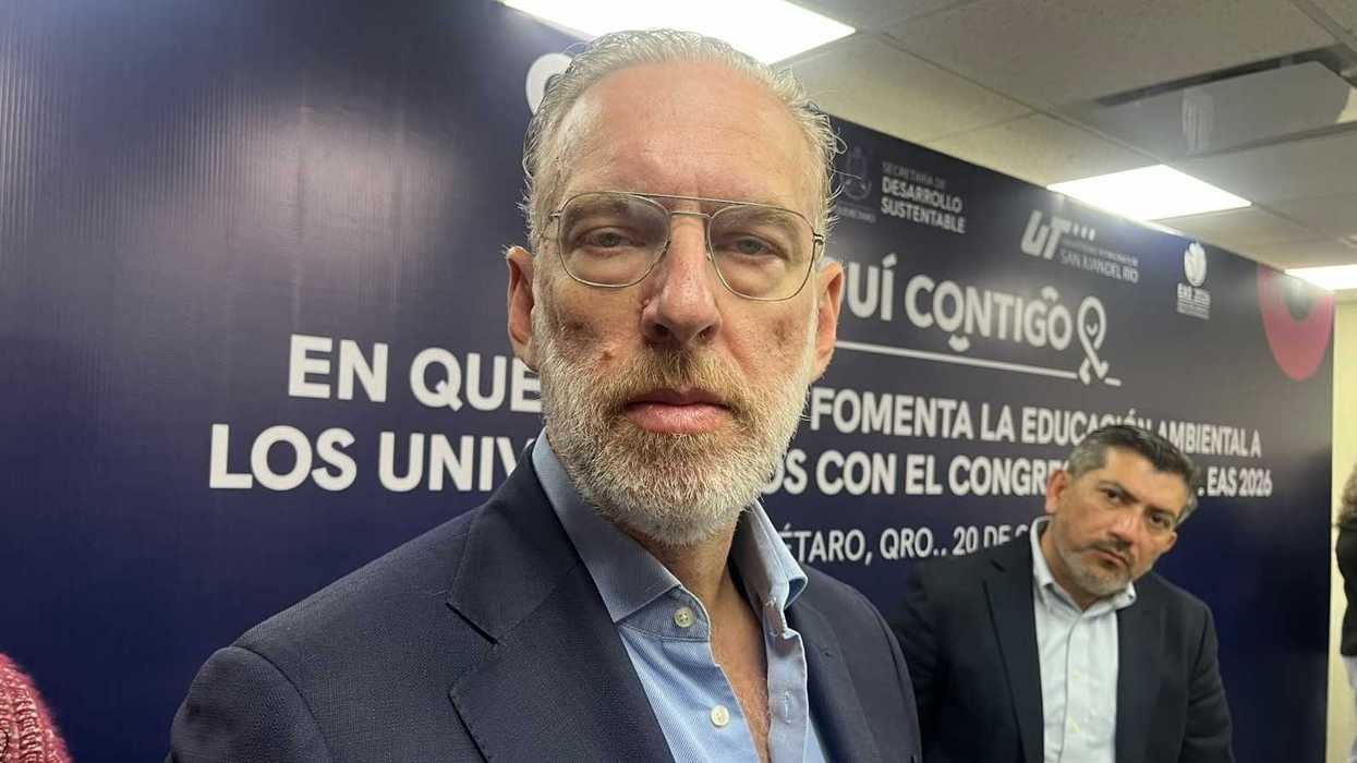 Dos hombres con saco frente a un fondo con logotipos de la Secretaría de Desarrollo Sustentable y de la UT San Juan del Río