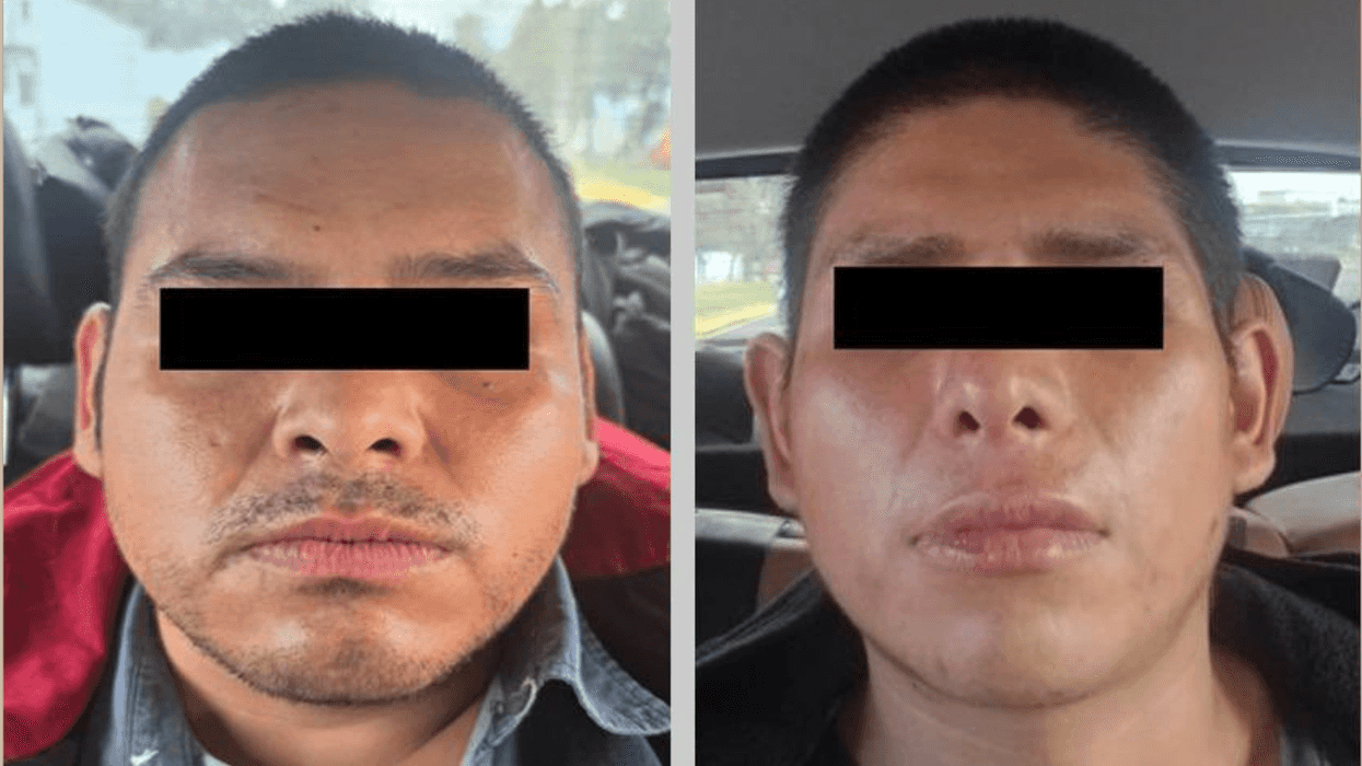 Dos hombres detenidos en Toluca por su probable implicación en delitos contra la salud, con barras negras sobre los ojos, dentro de un vehículo