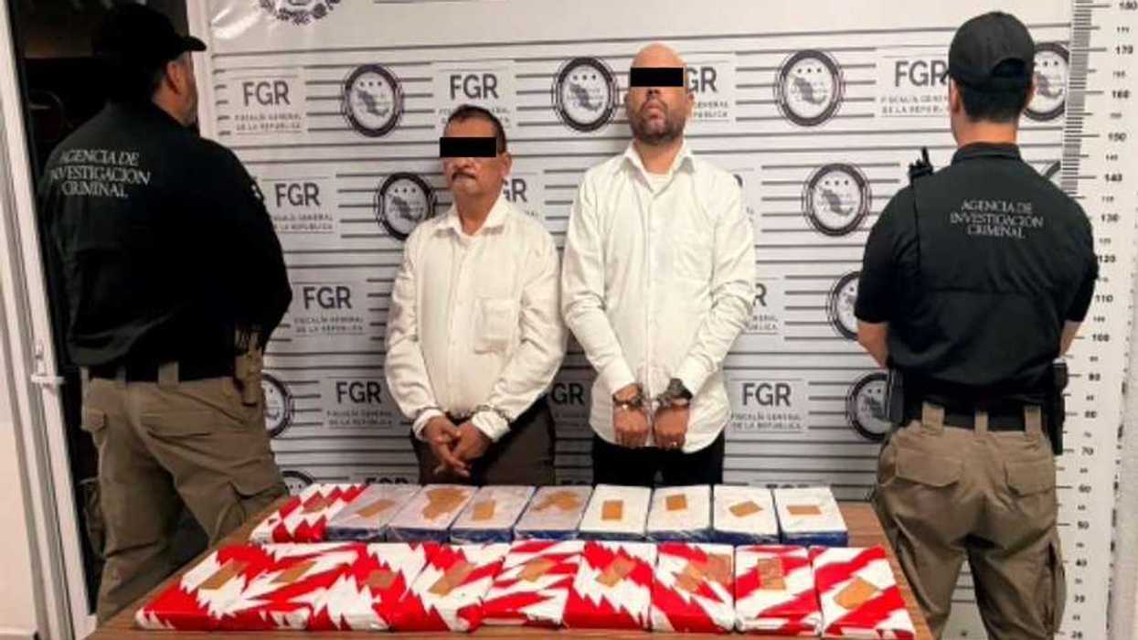 Dos hombres detenidos junto a paquetes de droga decomisados por la FGR en Hermosillo, Sonora.