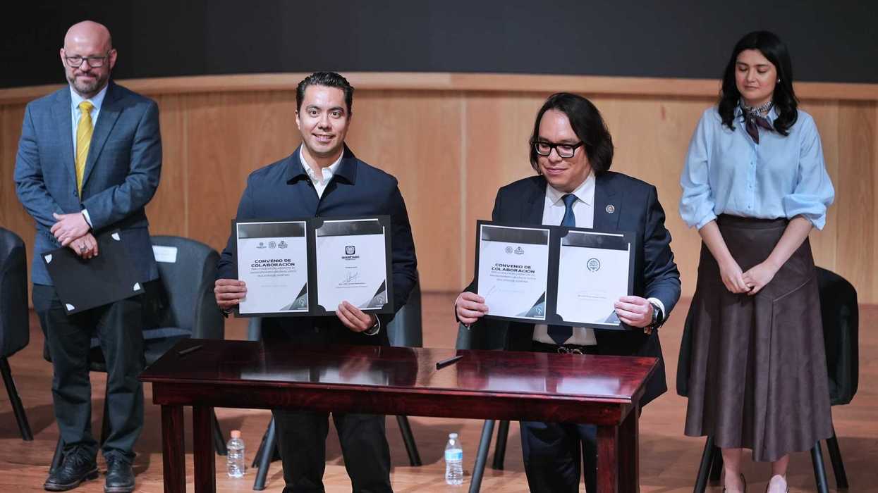 Dos hombres sostienen el Convenio de Colaboración del Laboratorio de Innovación en Procuración de Justicia