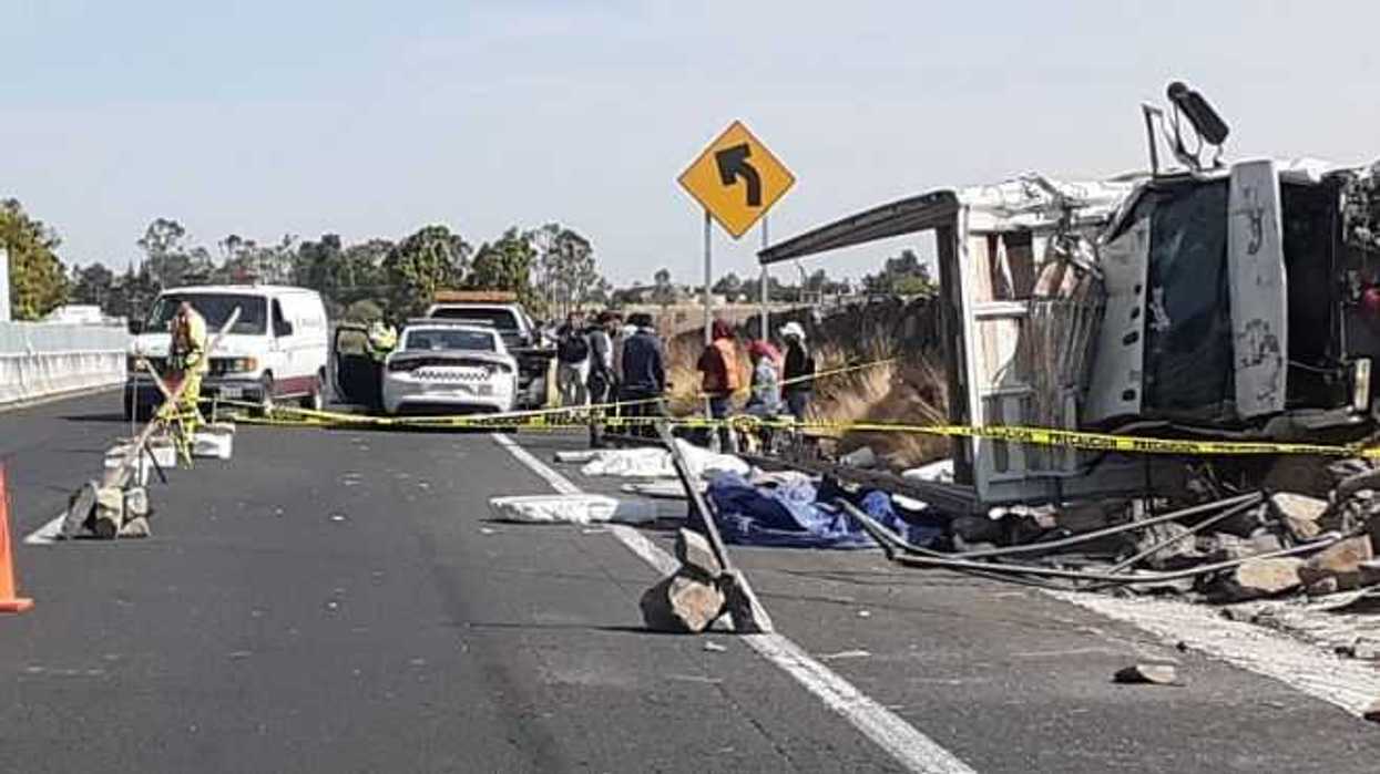 Dos muertos y 10 heridos en accidente de camioneta en la Palmillas-Toluca.
