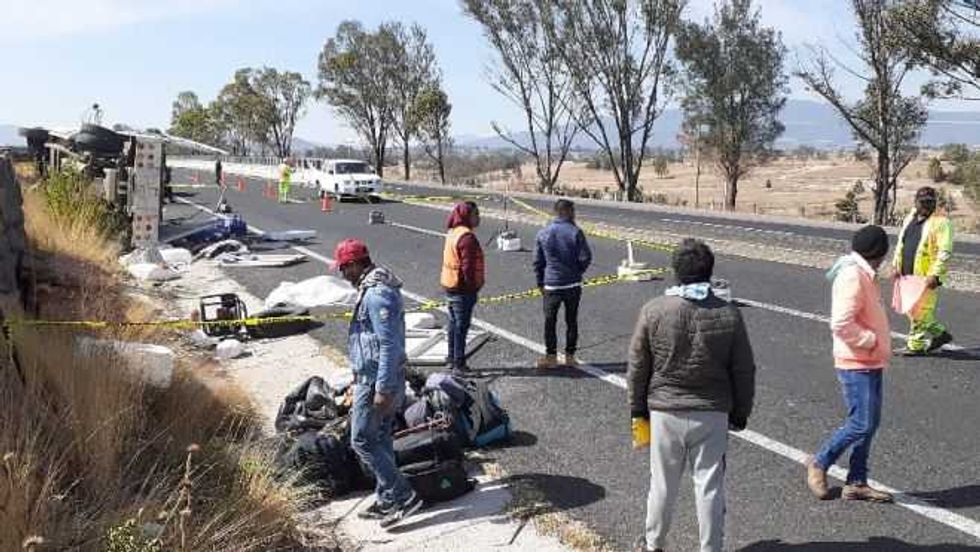 Dos muertos y 10 heridos en accidente de camioneta en la Palmillas-Toluca.