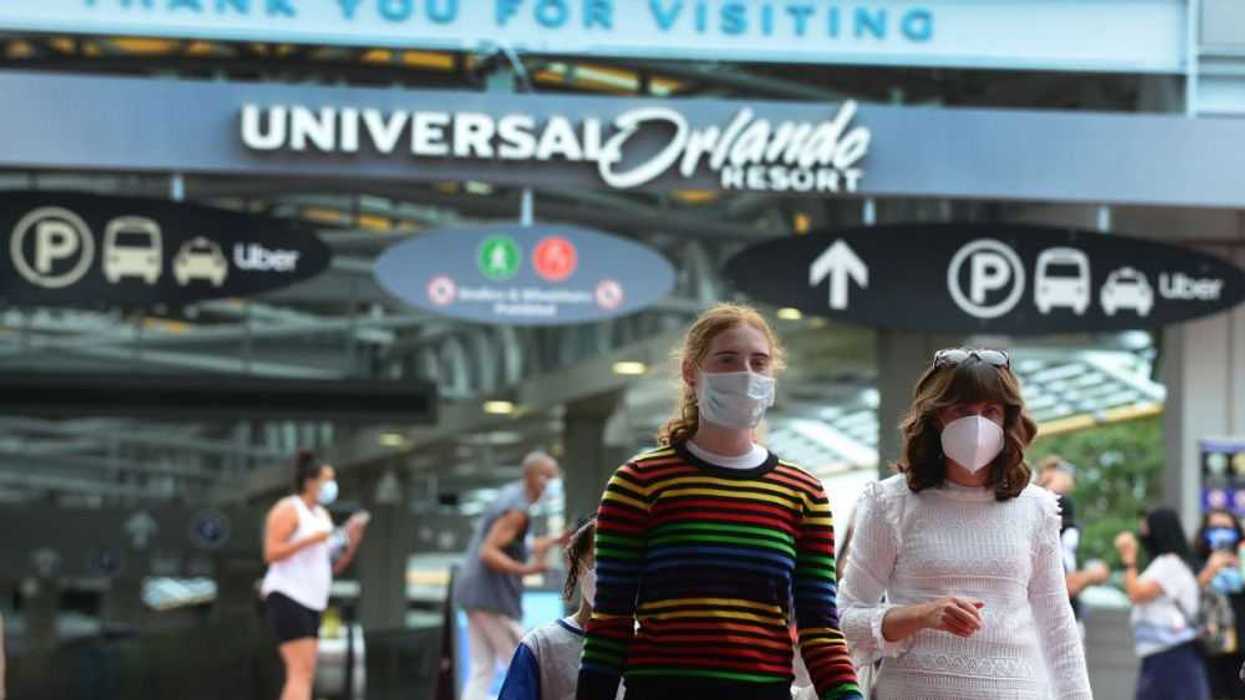 Dos mujeres con tapabocas caminan este viernes por el parque temático de Universal Studios en Orlando, Florida (EE.UU). Imagen de archivo. EFE/Gerardo Mora.