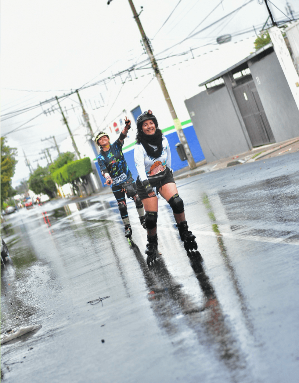 Dos patinadoras sonr\u00eden al avanzar por una calle mojada durante el Quer\u00e9taro Marat\u00f3n Roller 2026