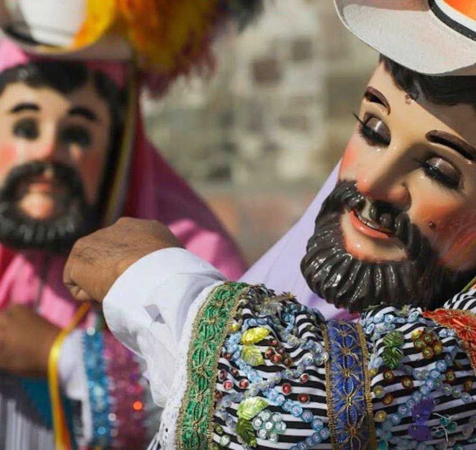 Dos personas con m\u00e1scaras de rostro barbado y trajes bordados con lentejuelas en una celebraci\u00f3n tradicional de Tlaxcala