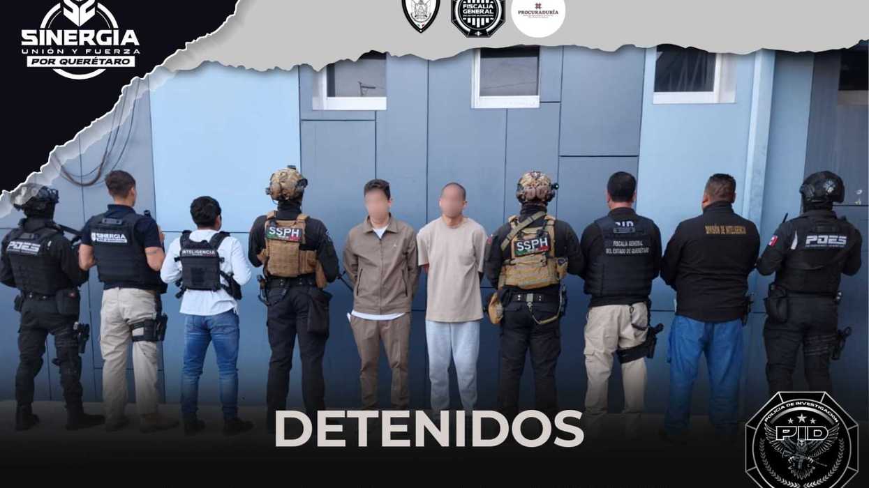 Dos personas detenidas flanqueadas por agentes de la Policía de Investigación y SSPH frente al Centro Penitenciario de Pachuca, Hidalgo.