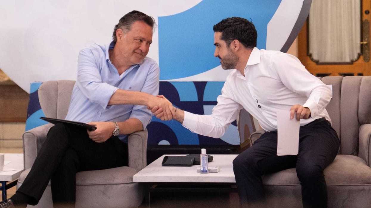 Dos personas se dan la mano durante reunión del PAN en Querétaro, agosto de 2026.