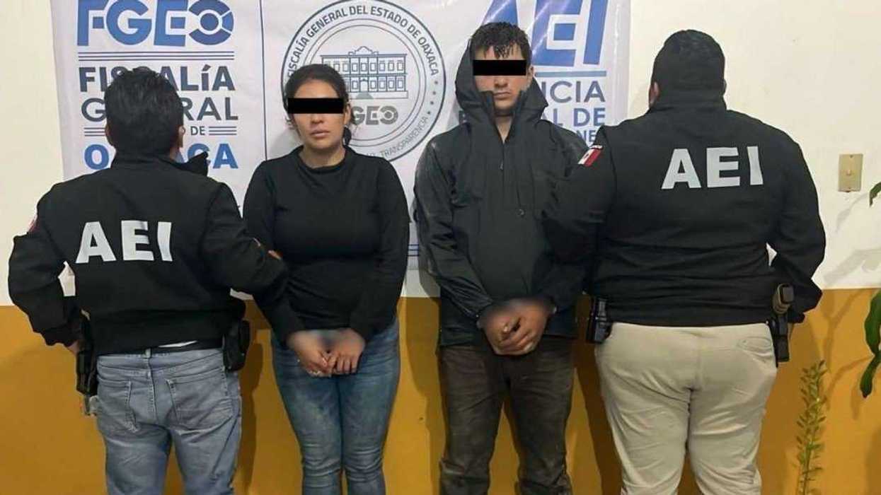 Dos personas vinculadas a proceso por asalto en Cuicatlán, custodiadas por agentes de la AEI de la Fiscalía de Oaxaca