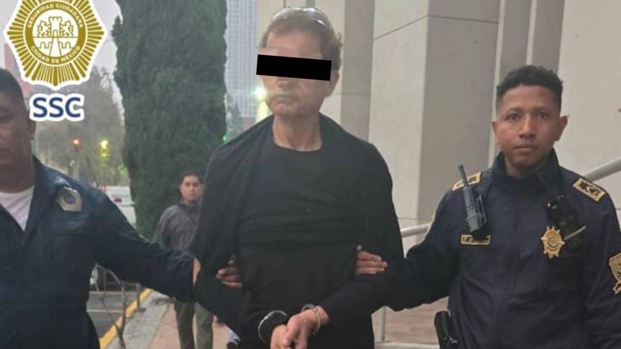 Dos policías de la SSC sujetan a un hombre esposado y con el rostro cubierto, asegurado por cebos envenenados en CDMX