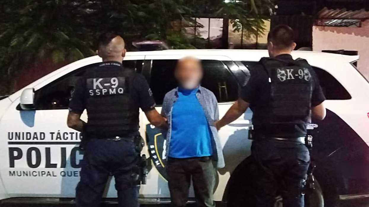 Dos policías de la SSPMQ trasladan a un hombre detenido junto a una patrulla táctica K-9 en Querétaro.