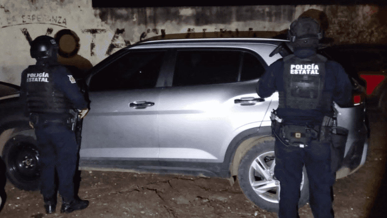 Dos policías estatales junto a una camioneta SUV plateada asegurada por reporte de robo en Culiacán