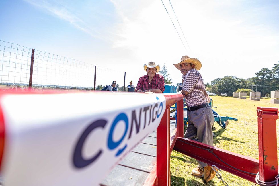 Dos productores de Amealco de Bonfil junto a un implemento agr\u00edcola entregado en el arranque regional del programa Apoyo al Campo Queretano, que benefici\u00f3 a 833 personas de cinco municipios queretanos.