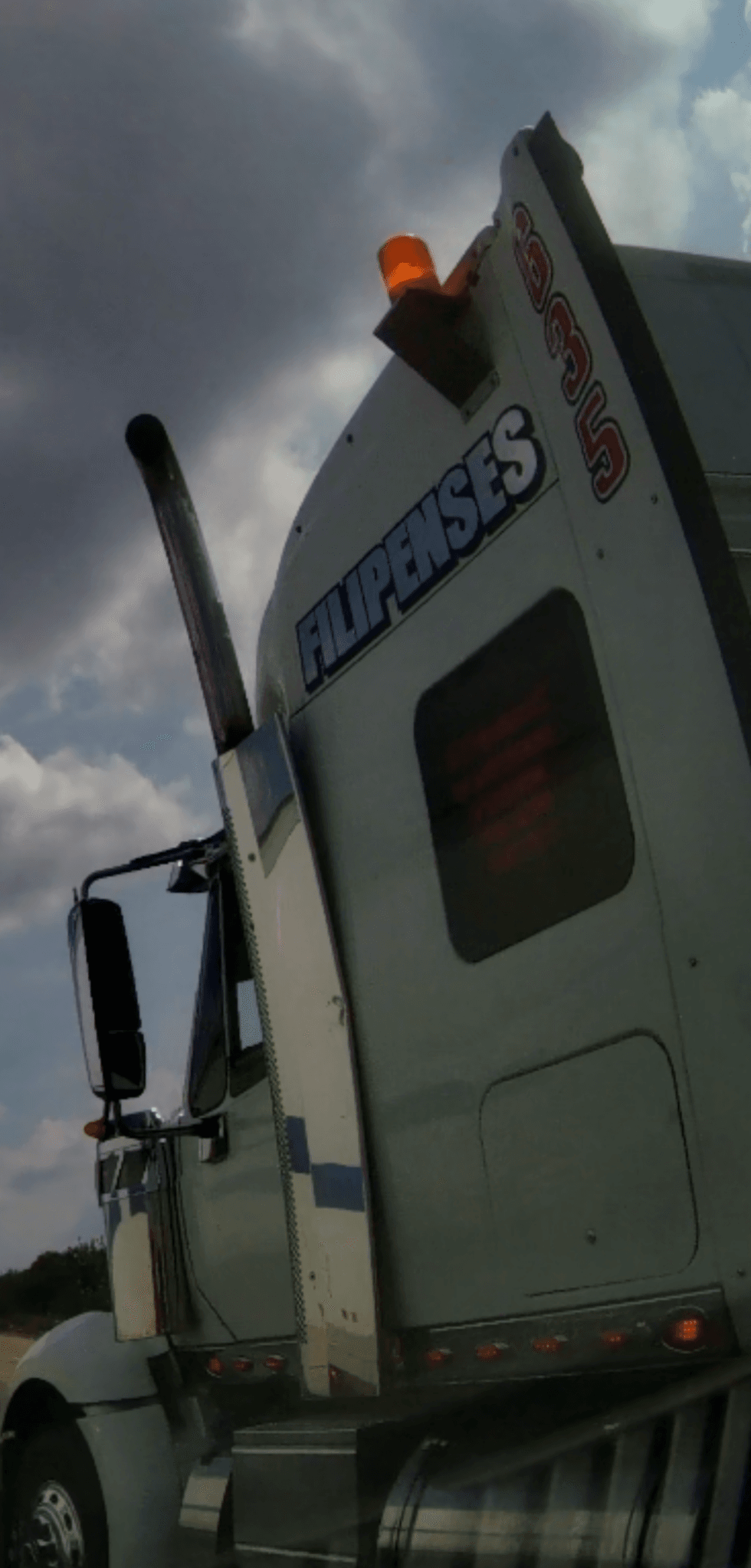 Dos tractocamiones junto a camioneta en tramo de obras de autopista M\u00e9xico-Quer\u00e9taro.