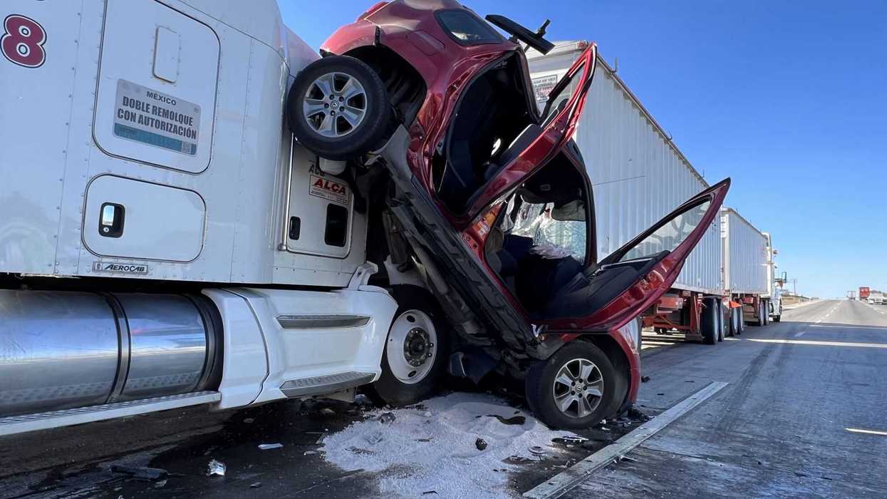 Dos tráilers con doble remolque tipo tolva de la empresa Autolíneas Cavazos Garza Hermanos, involucrados en espectacular accidente en la México Querétaro.