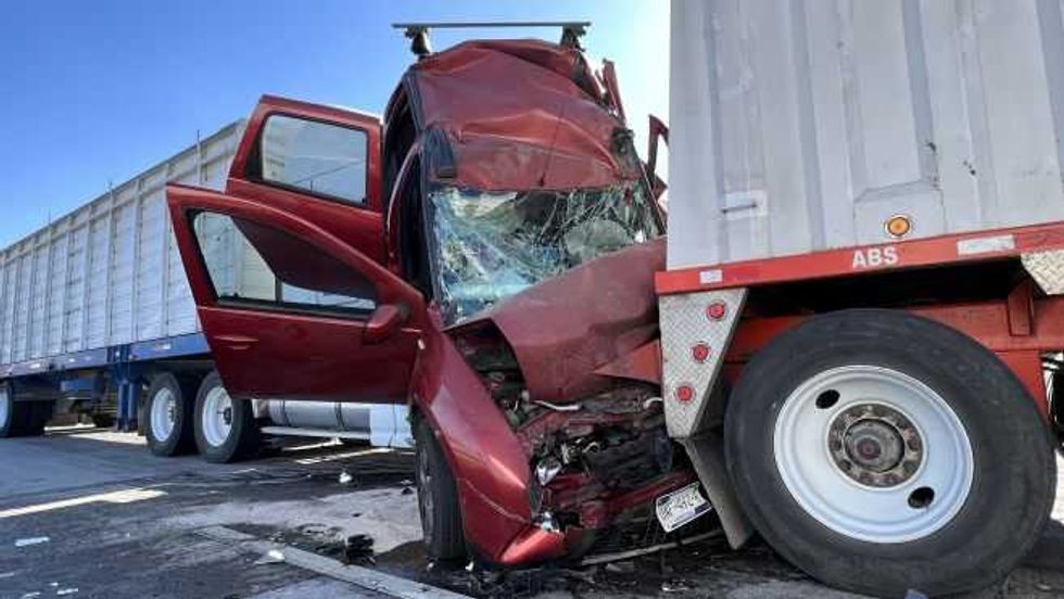 Dos tráilers con doble remolque tipo tolva de la empresa Autolíneas Cavazos Garza Hermanos, involucrados en espectacular accidente en la México Querétaro.