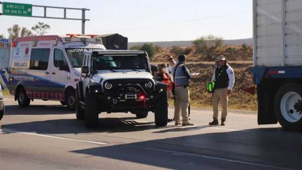 Dos tráilers con doble remolque tipo tolva de la empresa Autolíneas Cavazos Garza Hermanos, involucrados en espectacular accidente en la México Querétaro.