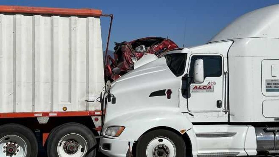 Dos tráilers con doble remolque tipo tolva de la empresa Autolíneas Cavazos Garza Hermanos, involucrados en espectacular accidente en la México Querétaro.