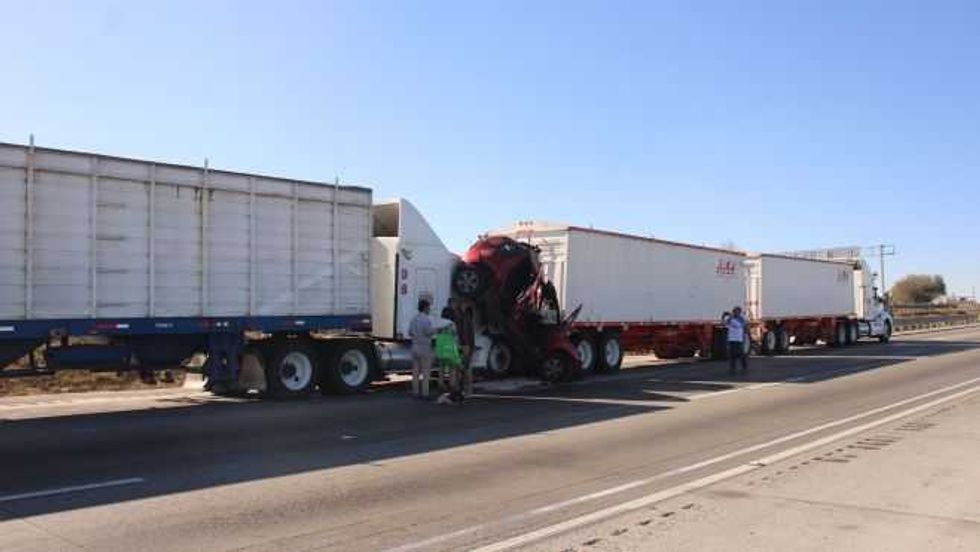 Dos tráilers con doble remolque tipo tolva de la empresa Autolíneas Cavazos Garza Hermanos, involucrados en espectacular accidente en la México Querétaro.