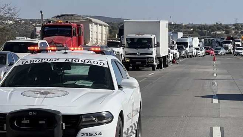 Dos tráilers con doble remolque tipo tolva de la empresa Autolíneas Cavazos Garza Hermanos, involucrados en espectacular accidente en la México Querétaro.