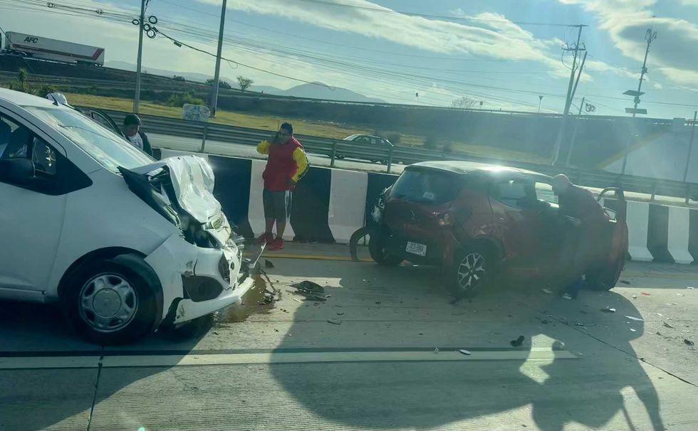 Dos veh\u00edculos compactos da\u00f1ados tras choque por alcance en autopista M\u00e9xico-Quer\u00e9taro a la altura de El Colorado en El Marqu\u00e9s