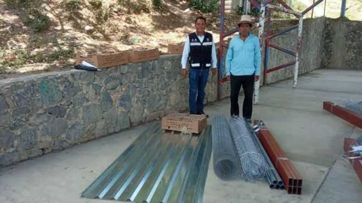 Dotan de tinacos y gallineros a familias vulnerables en Querétaro.