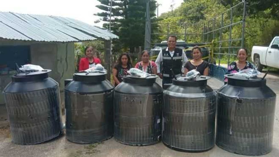 Dotan de tinacos y gallineros a familias vulnerables en Querétaro.