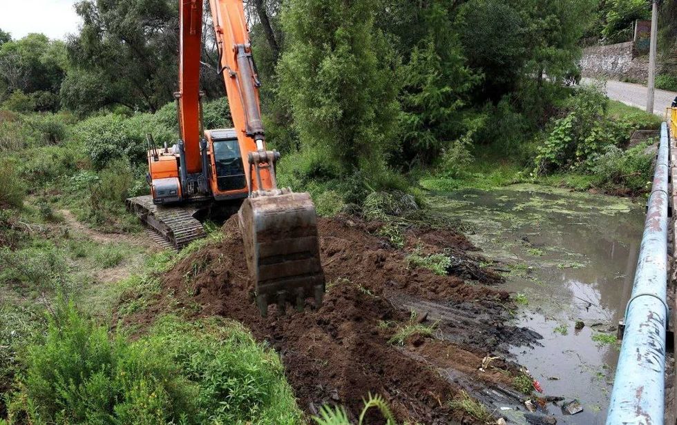 Draga retira azolve del cauce del r\u00edo San Juan junto al puente del Barrio de La Cruz, en San Juan del R\u00edo