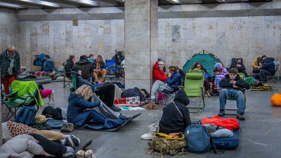 Drones y misiles rusos dejan muerte y destrucción en Kiev. AP.