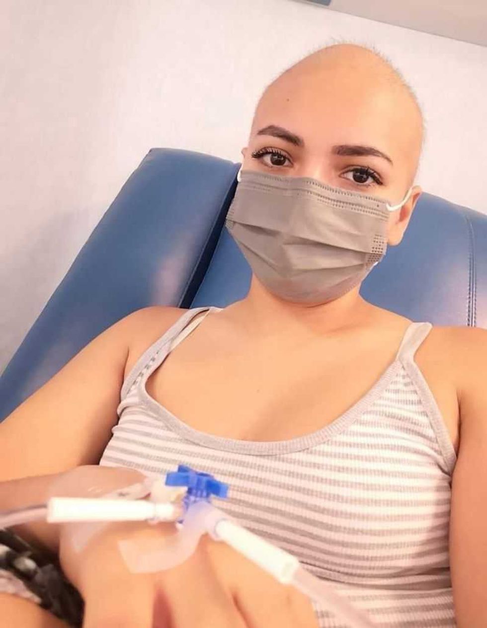 'Dul Vega' rifa su vestido de novia para enfrentar lucha contra el cáncer.