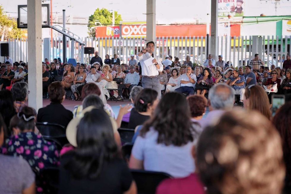 dultos mayores bailan durante el evento Celebra tu Vida en la delegaci\u00f3n Josefa Vergara de Quer\u00e9taro