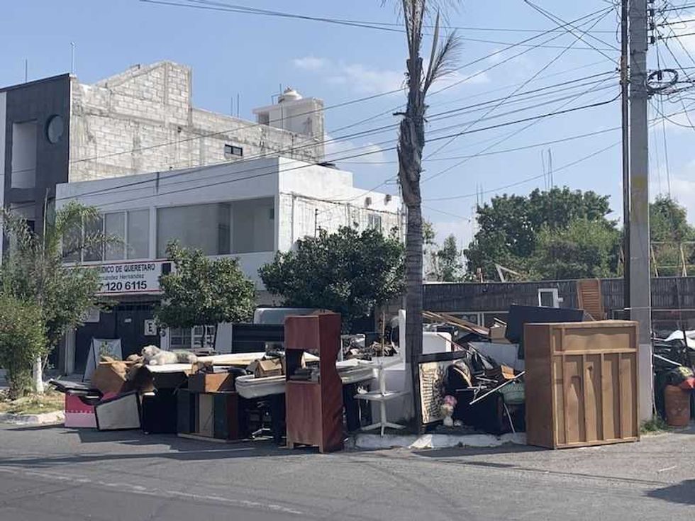 echan a la calle a operadores del bar la cancha por no pagar renta 5
