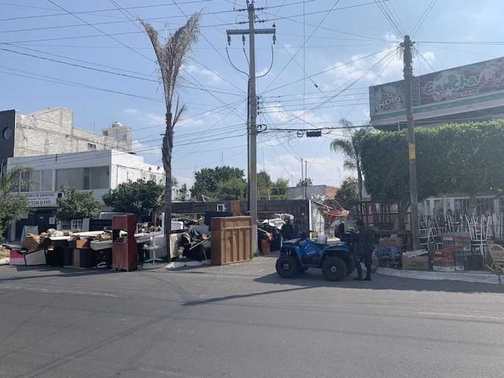echan a la calle a operadores del bar la cancha por no pagar renta