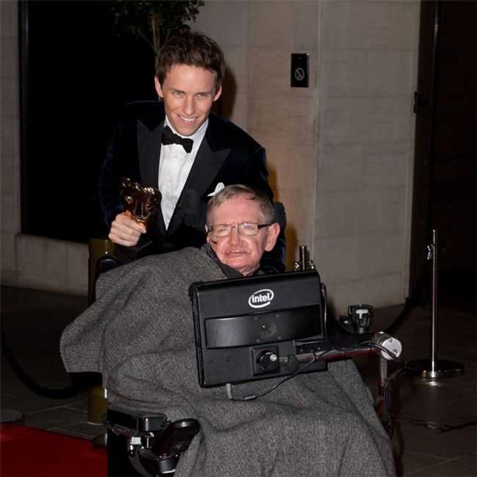 eddie redmayne rinde homenaje a stephen hawking 2