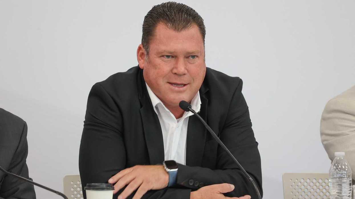 Edgar Inzunza Ballesteros, diputado local de Morena, sentado a una mesa, descarta el padrinazgo en San Juan del Río.
