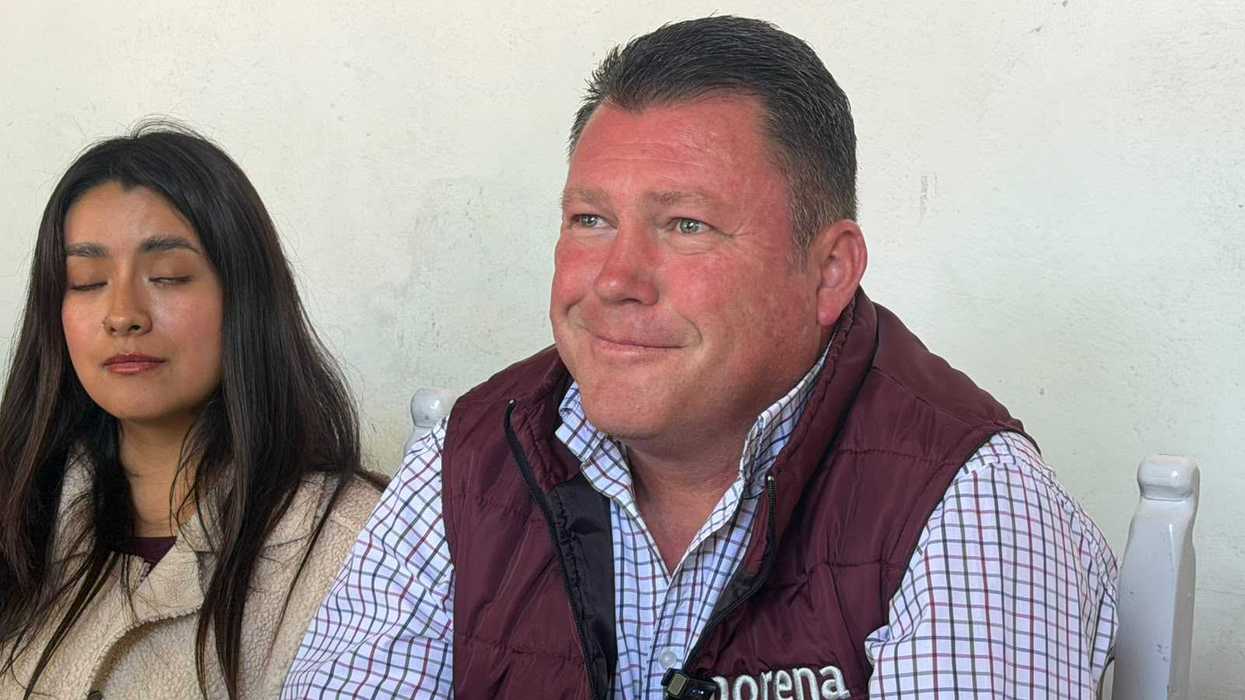 Edgar Inzunza Ballesteros sonríe durante una conferencia de prensa en San Juan del Río