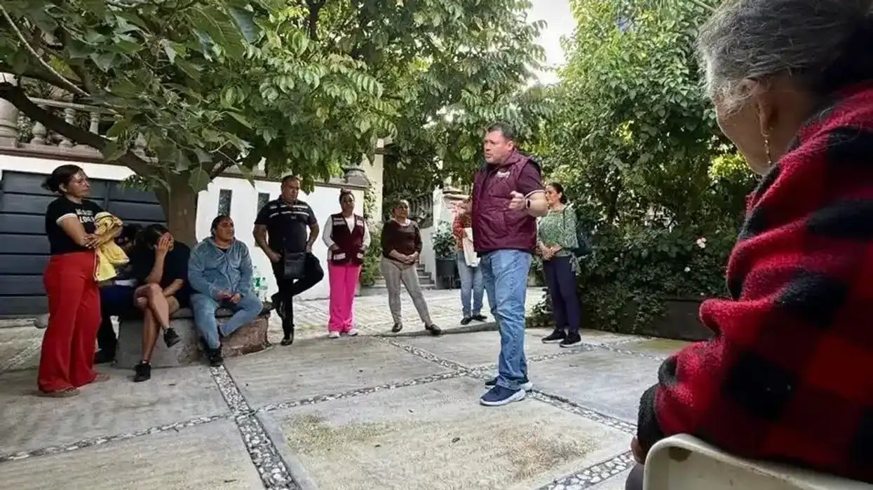 Edgar Inzunza habla ante vecinos reunidos en un patio