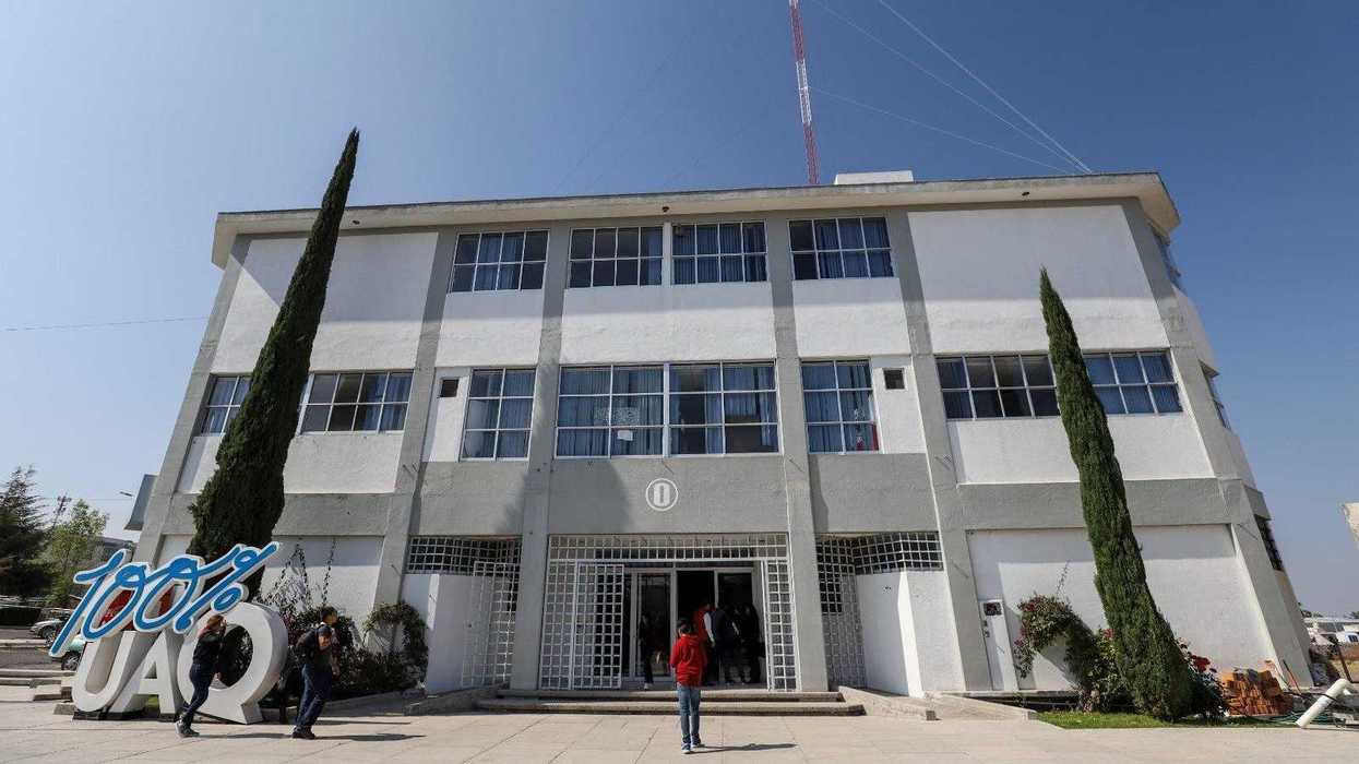 Edificio del campus San Juan del Río de la UAQ con el letrero 100% UAQ, institución donde se proyectó el documental Llamarse Olimpia