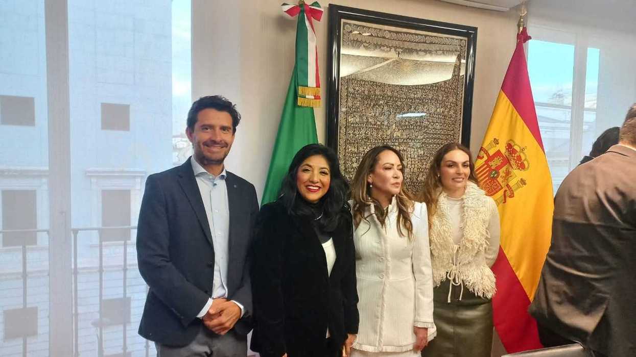 Edith Álvarez secretaria de Obras Públicas de San Juan del Río en reunión con representantes UNESCO