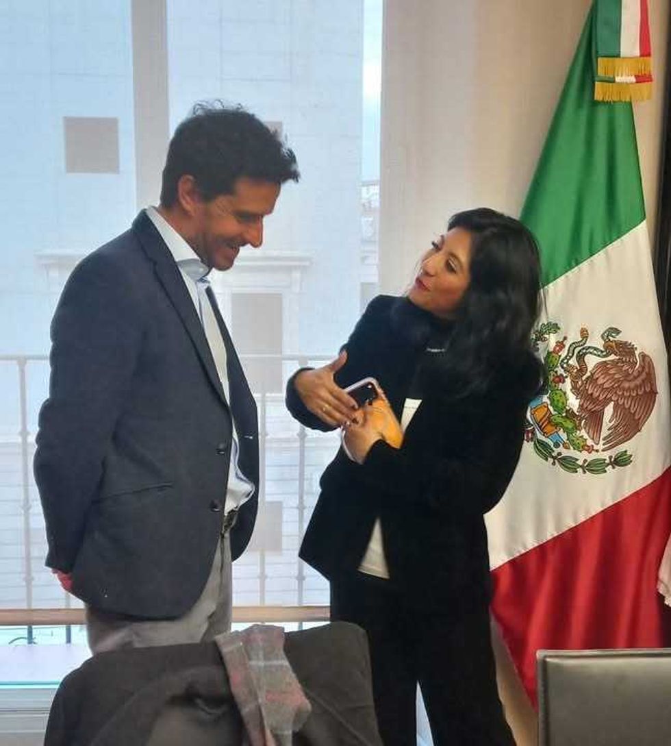 Edith \u00c1lvarez secretaria de Obras P\u00fablicas de San Juan del R\u00edo en reuni\u00f3n con representantes UNESCO