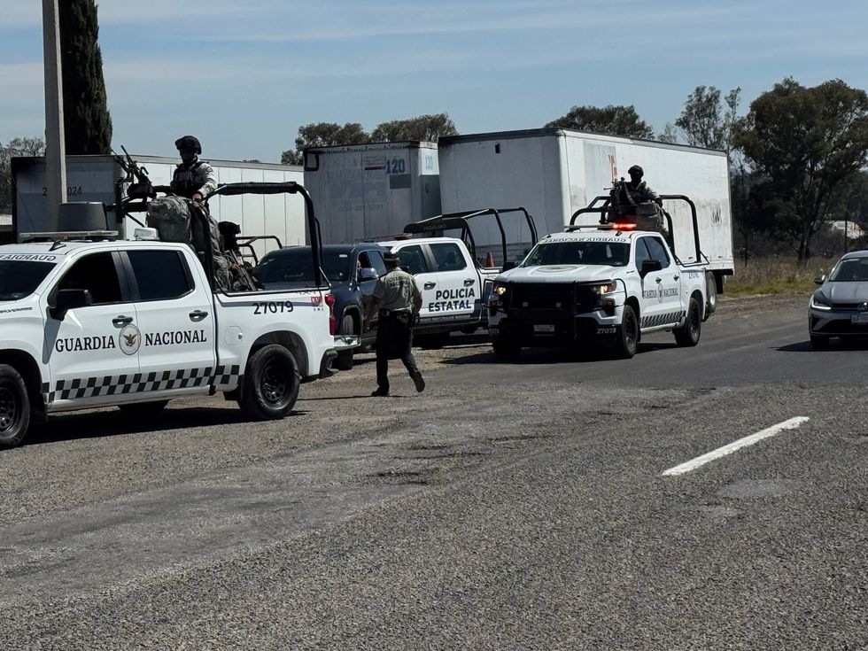Efectivos del Ej\u00e9rcito y Guardia Nacional durante operativo en carretera Palmillas-Huichapan tras asesinato de comandante federal