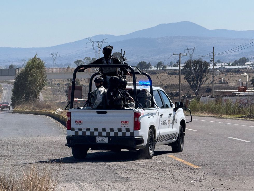 Efectivos del Ej\u00e9rcito y Guardia Nacional durante operativo en carretera Palmillas-Huichapan tras asesinato de comandante federal