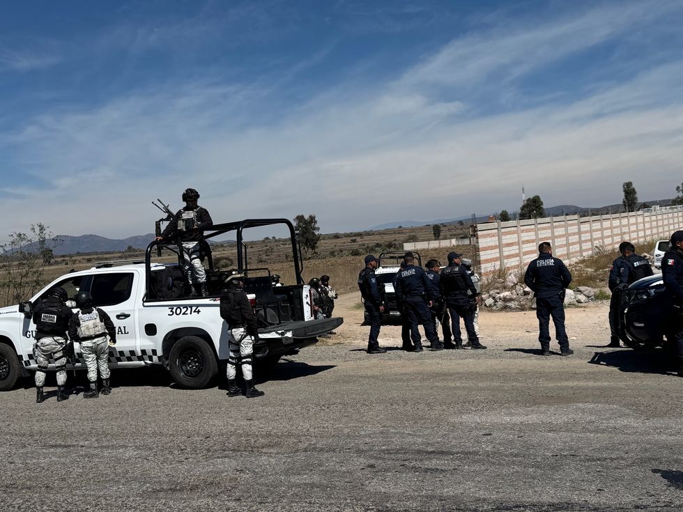Efectivos del Ej\u00e9rcito y Guardia Nacional durante operativo en carretera Palmillas-Huichapan tras asesinato de comandante federal